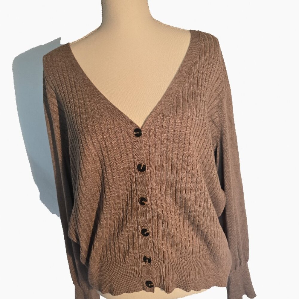 Mocha Mousse Soft Cardigan Size M Flattering Light Material